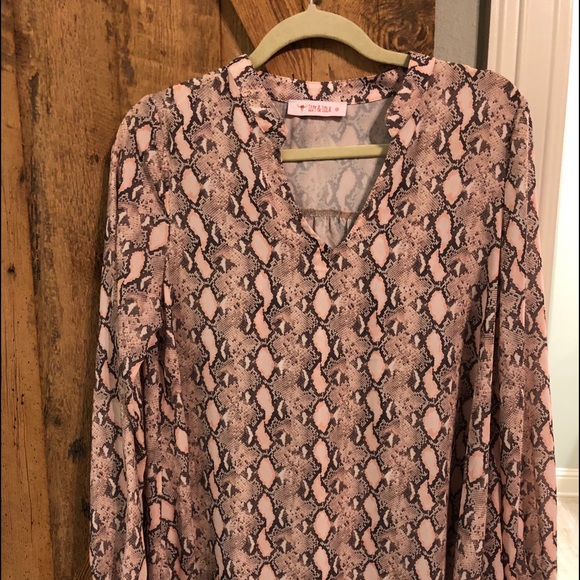 IZZY AND LOLA PINK SNAKESKIN TOP - Picture 1 of 6